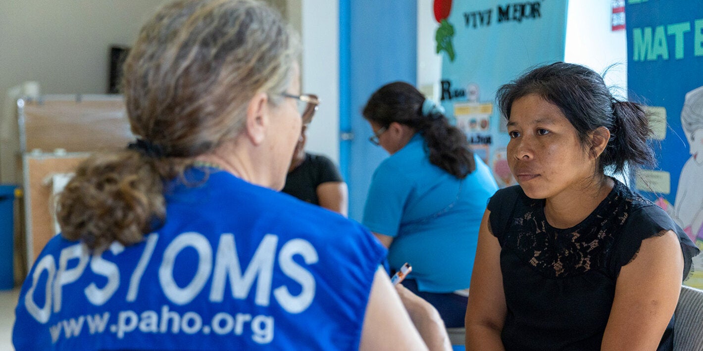 Fotografía de equipo de la OPS realizando aplicación de la HPPCS