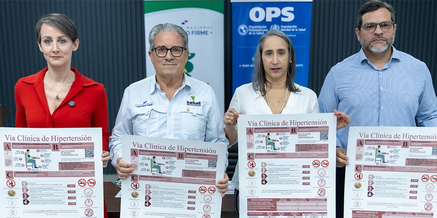 Fotografía grupal de autoridades presentando la Vía Clínica de Hipertensión Arterial durante su lanzamiento.