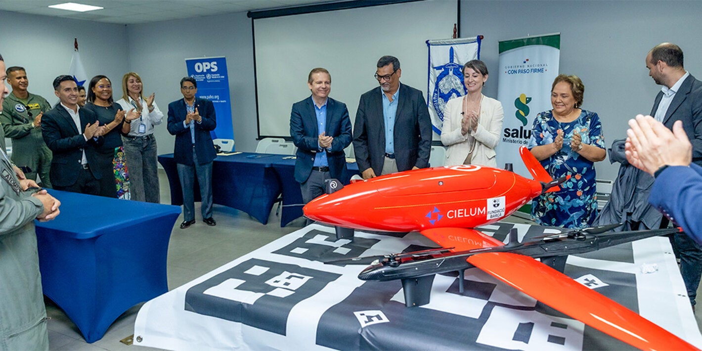 Fotografía del momento de la develación del dron