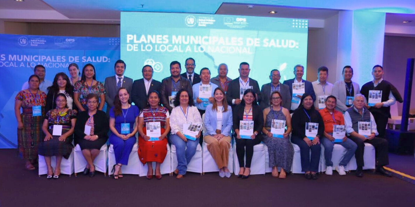 Autoridades del Ministerio de Salud, gobernadores, alcaldes, concejales y personal de salud participaron en la presentación oficial de los Planes Municipales de Salud.