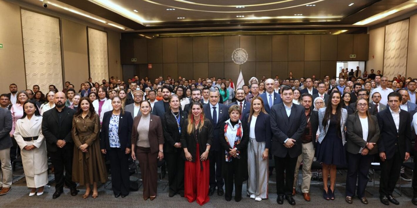 Foto grupal de participantes y autoridades que inauguraron el taller de capacitación en promoción de entornos seguros y prevención social de la violencia