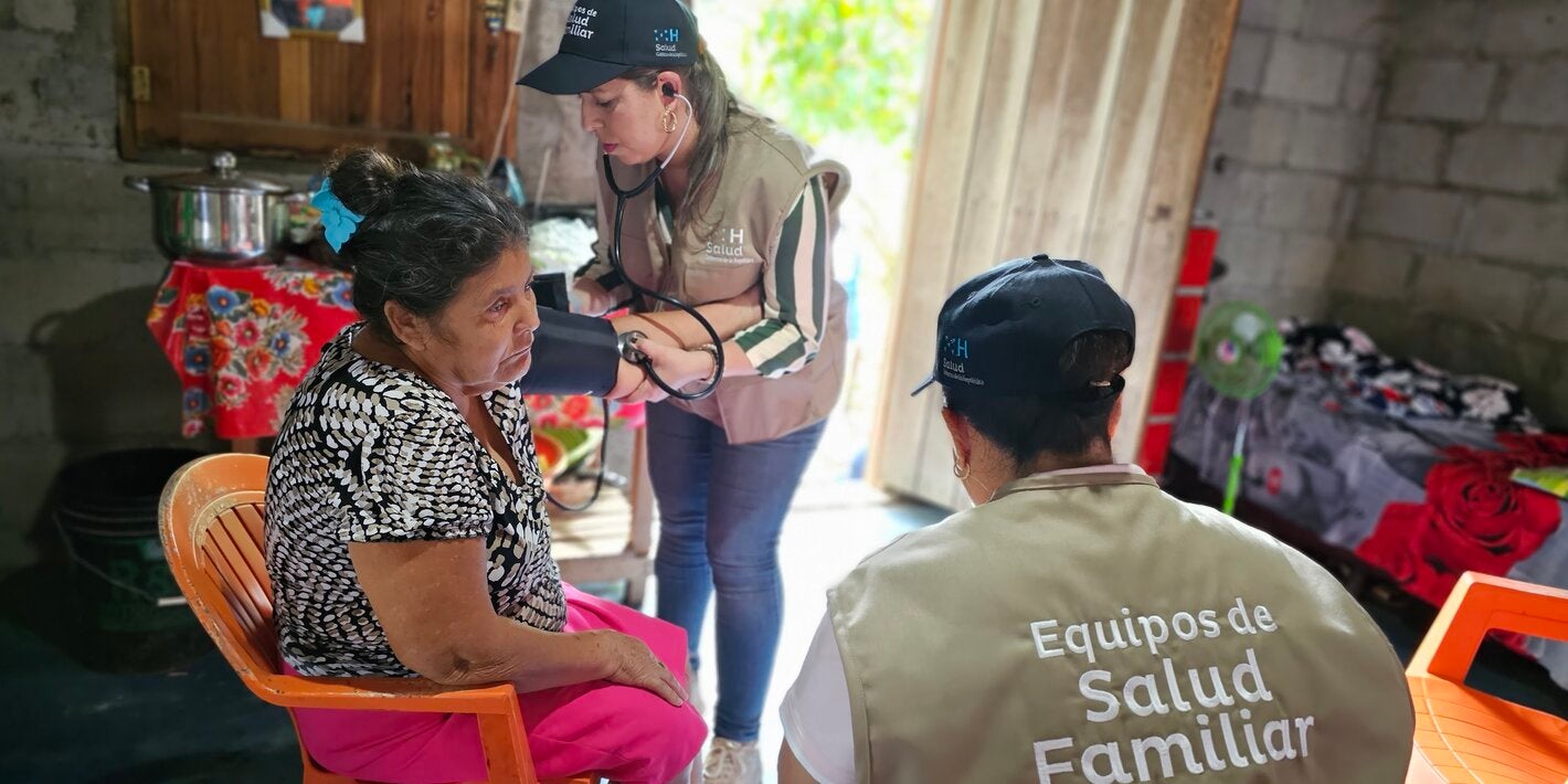 Equipo ESFAM atiende a paciente en la comunidad