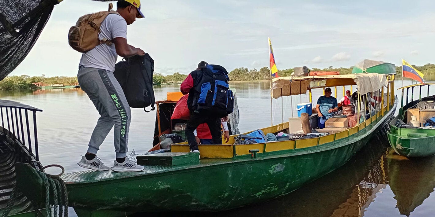 Trabajadores sanitarios abordan la embarción en Puerto Samariapo rumbo al municipio Alto Orinoco para atender a comunidades yanomami