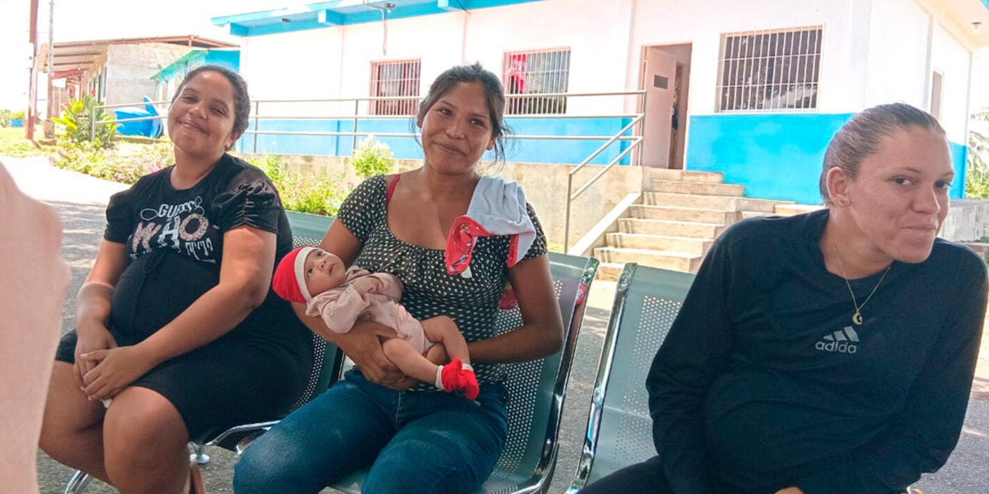 Todas las comunidades cercanas se atienden en el consultorio popular de Piacoa (al fondo)