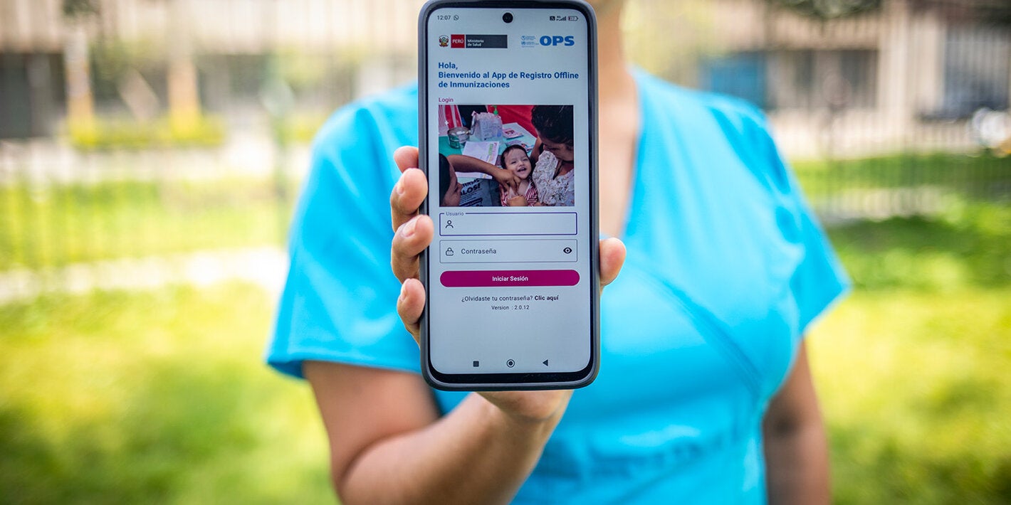 Enfermera muestra la pantalla de inicio del aplicativo de registro offline de vacunas