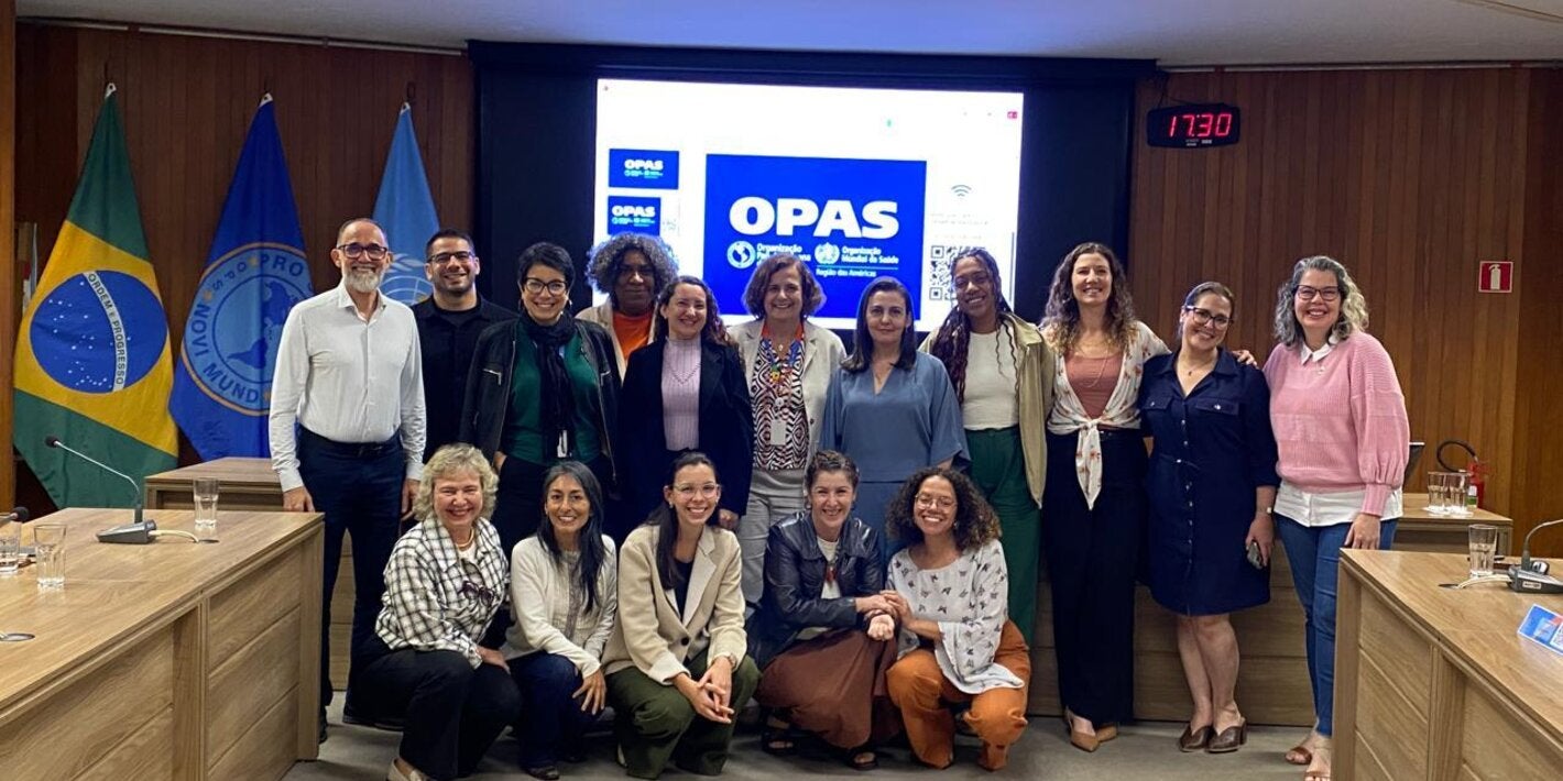 Registro fotográfico dos participantes da Oficina realizada pela BIREME na OPAS Brasil, no dia  23 de julho de 2025, para validação de resultados parciais do projeto Ajudas Decisionais.