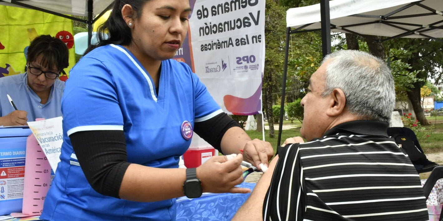 Foto de un momento de aplicación de una vacuna