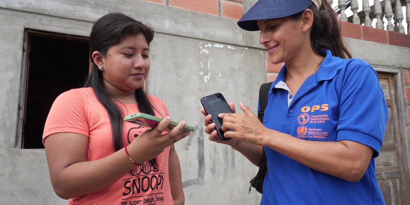 Miembros de la parroquia José Luis Tamayo comparten mensajes sobre salud y la prevención de la DCI usando una llamada de celular para que sea transmitido por los parlantes de la comunidad.