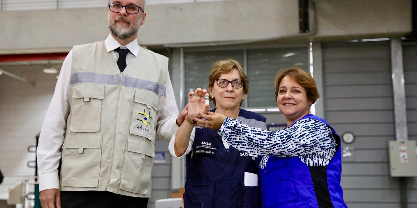 Membros da Anvisa, Ministério da Saúde e OPAS seguram frasco do fomepizol