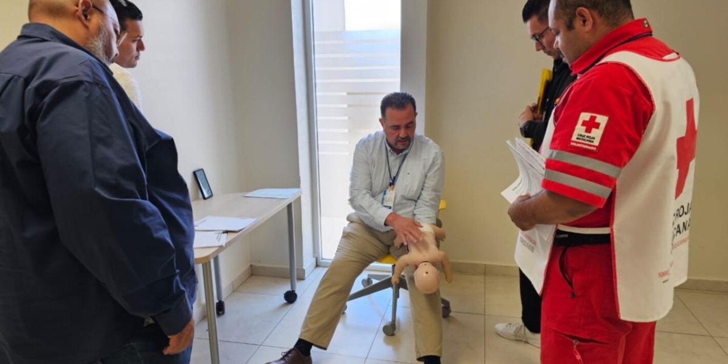 Persona realiza primeros auxilios a un maniquí bebé