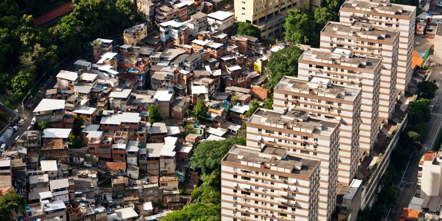 Bloques de viviendas junto a favelas