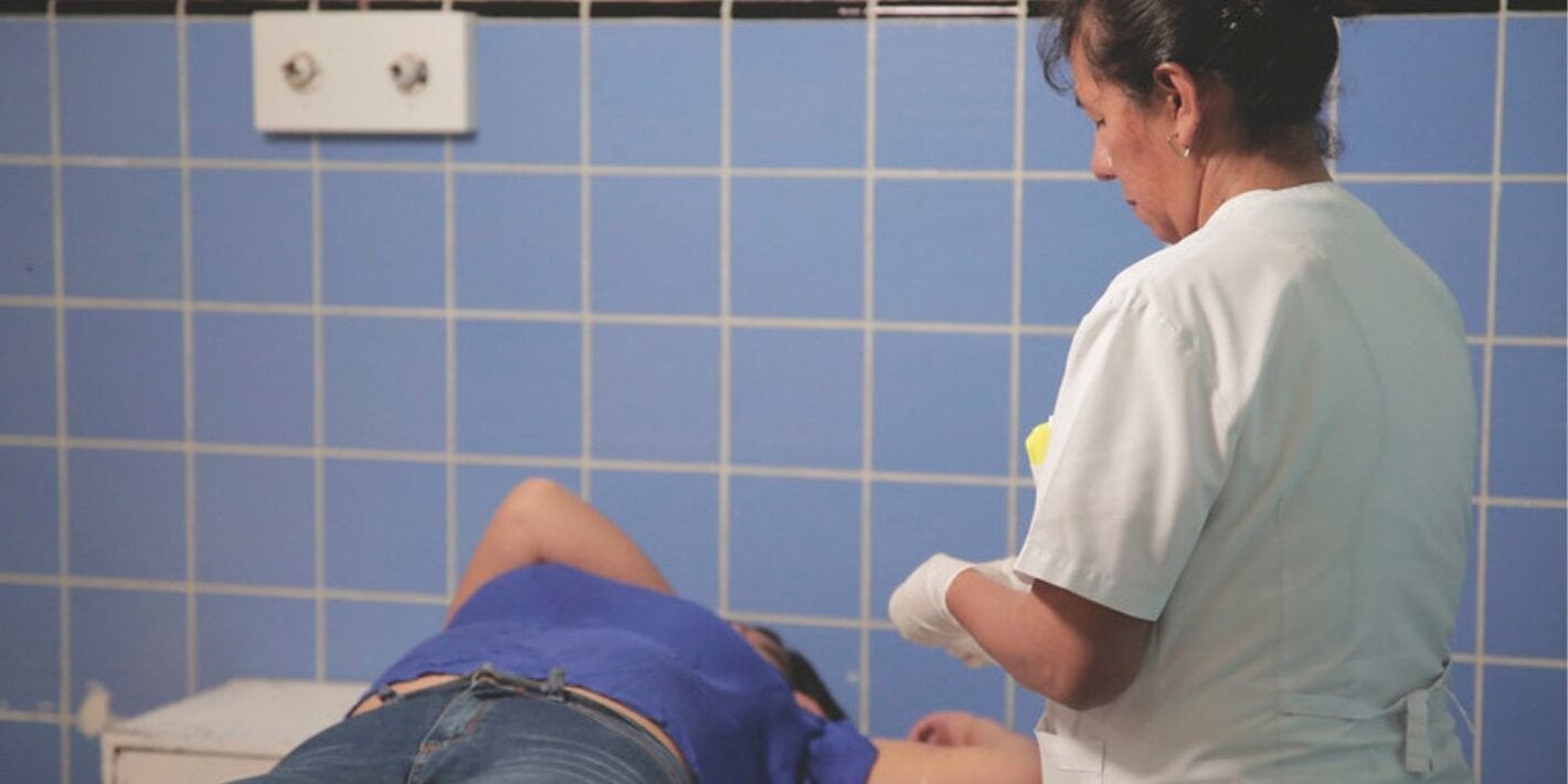 Enfermera con mujer en servicio de salud