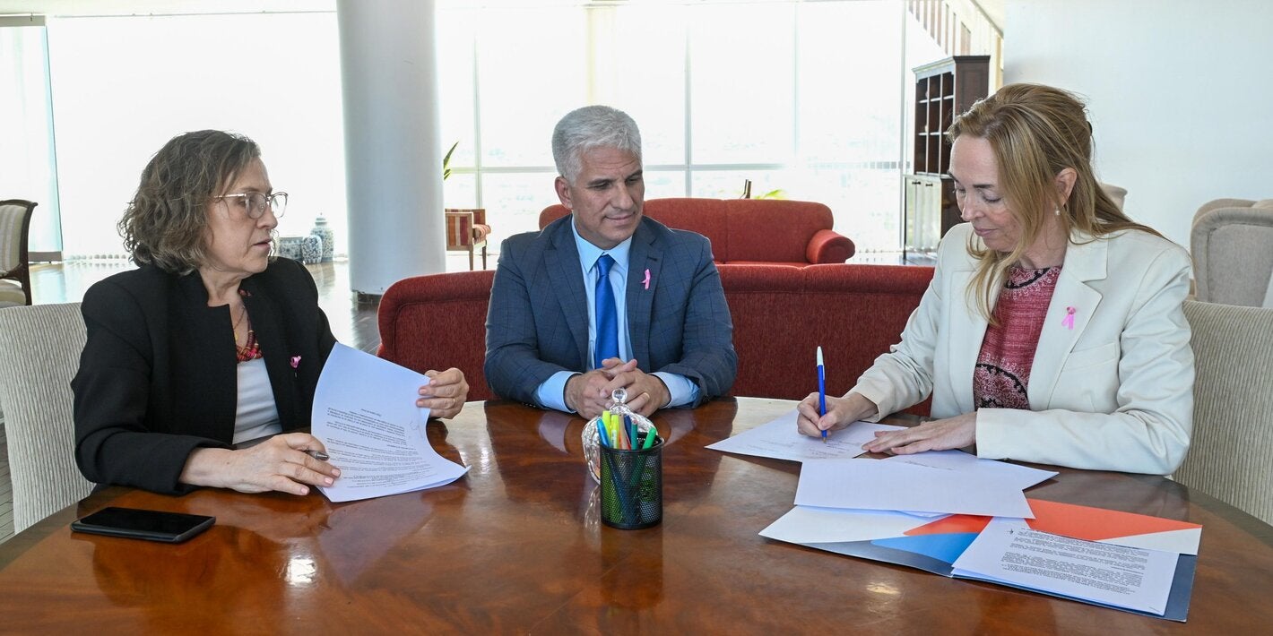 Teresa Nigra, ministra de salud, Claudio Poggi, gobernador de San Luis, y Eva Jané Llopis, representante de la OPS firman convenio.