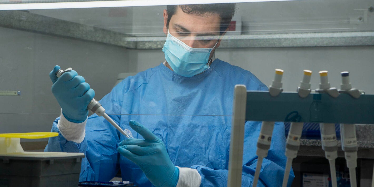 Técnico de laboratorio analiza muestras