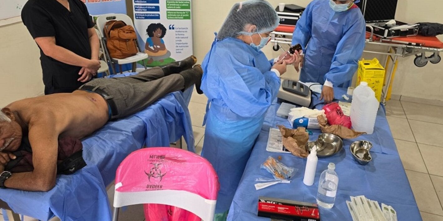 personal entrenado realiza crioterapia en pacientes