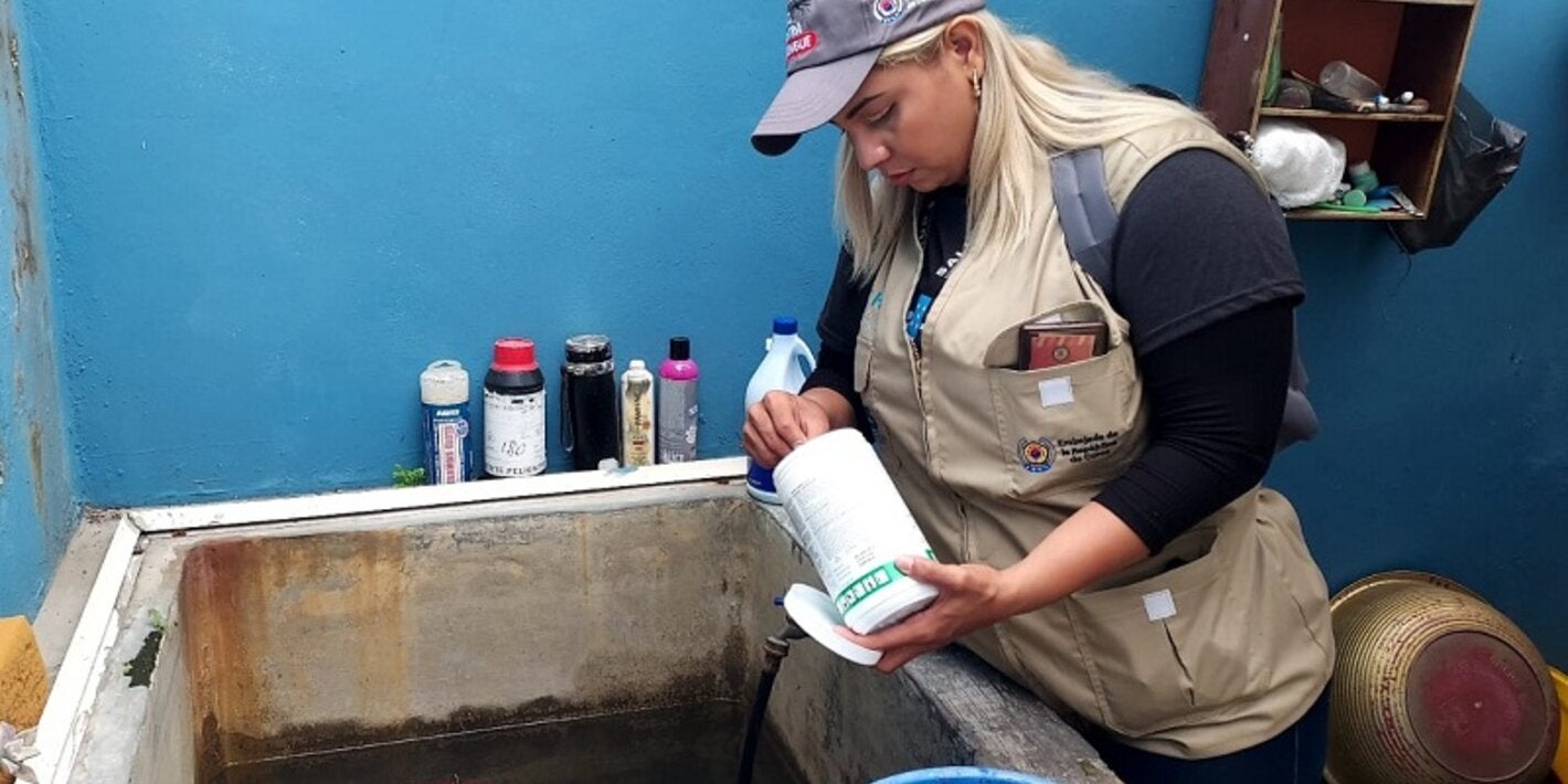 personal de salud interviene pilas contra el dengue