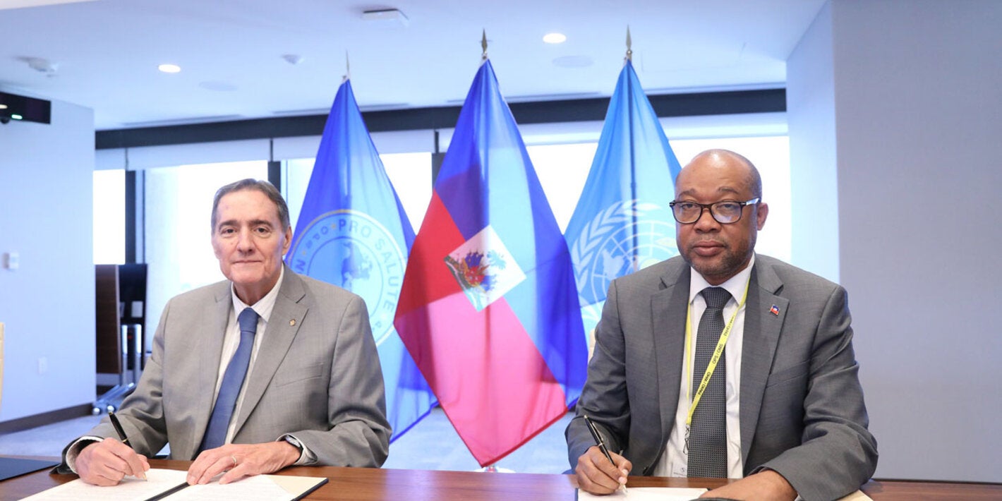 Signature Country Cooperation Strategy Haiti with Minister of Health Dr. Betrand Sinal.  Photo: PAHO/WHO Karina Zambrana
