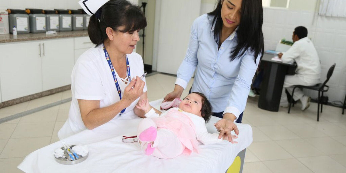 Enfermera vacuna a bebé