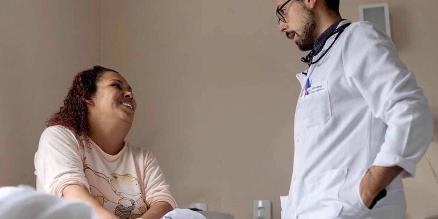 señora con medico en Porto Alegre