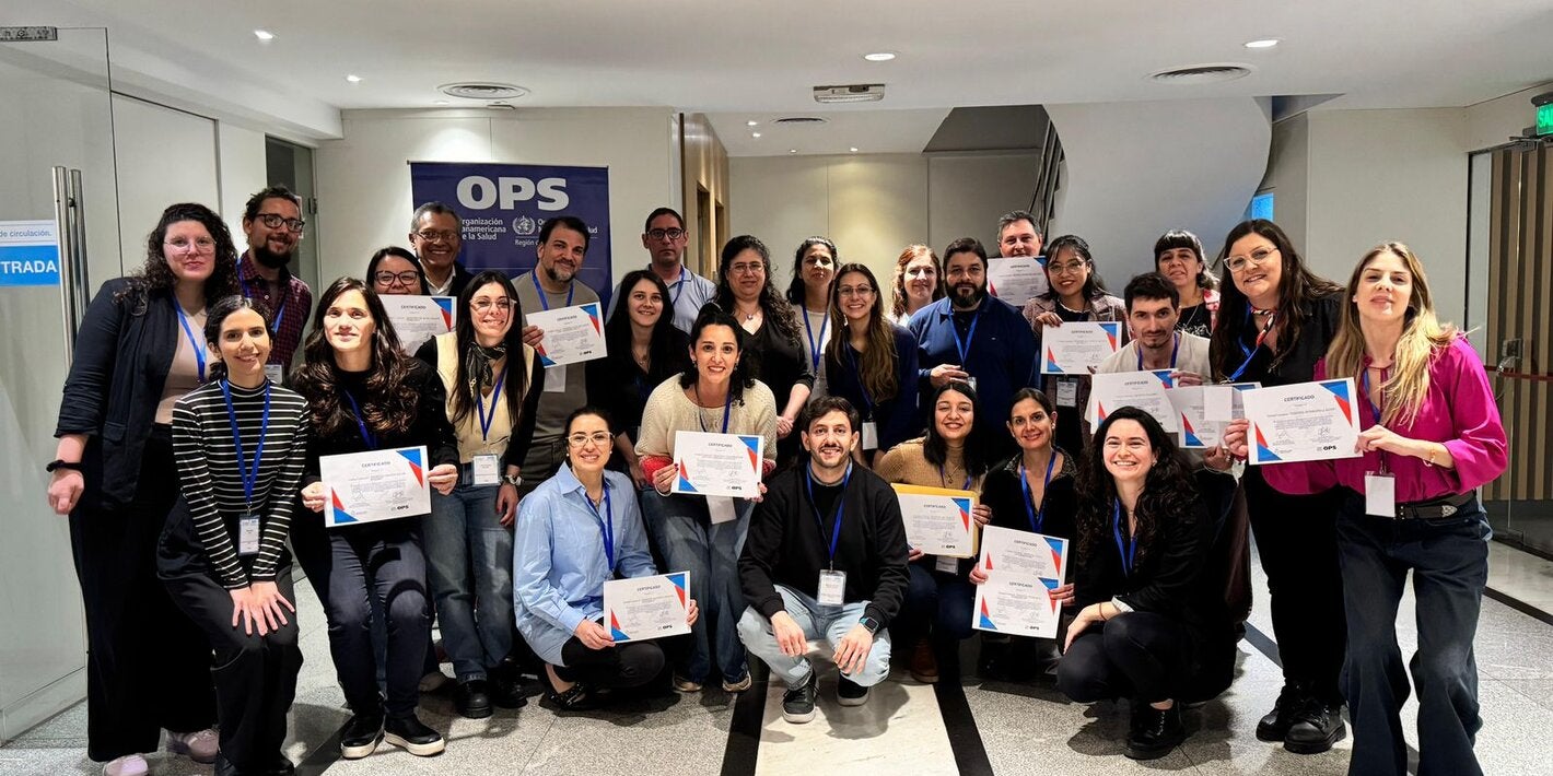 Foto de los participantes con los certificados