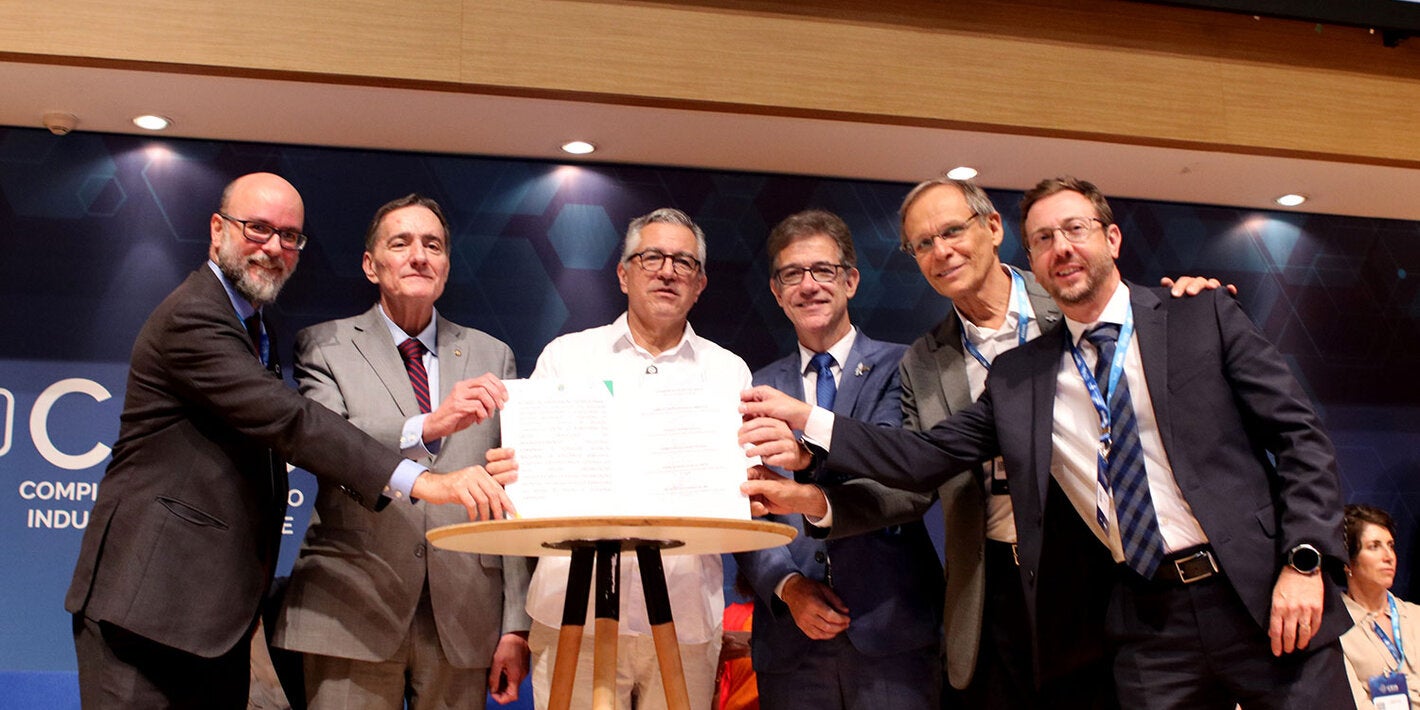 Autoridades seguram documento assinado