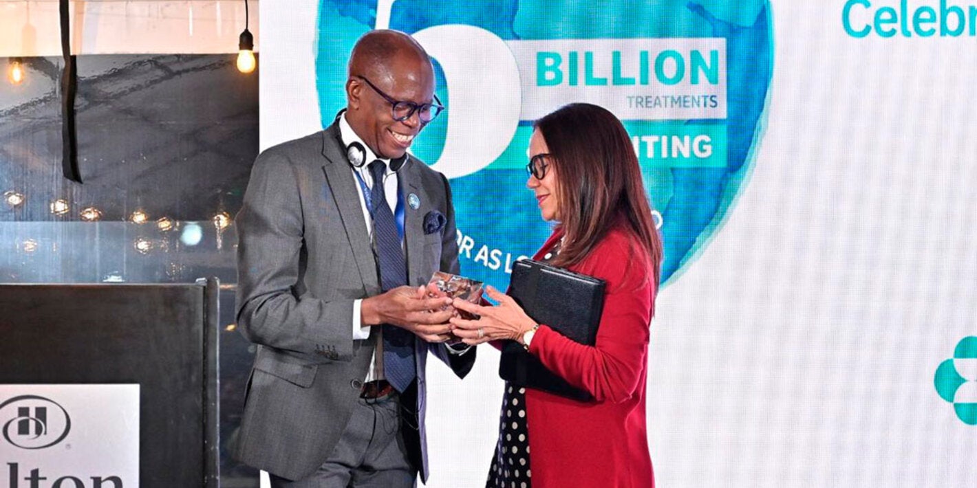 Dra. Aida Recibiendo reconocimiento eliminacion de la oncocercosis