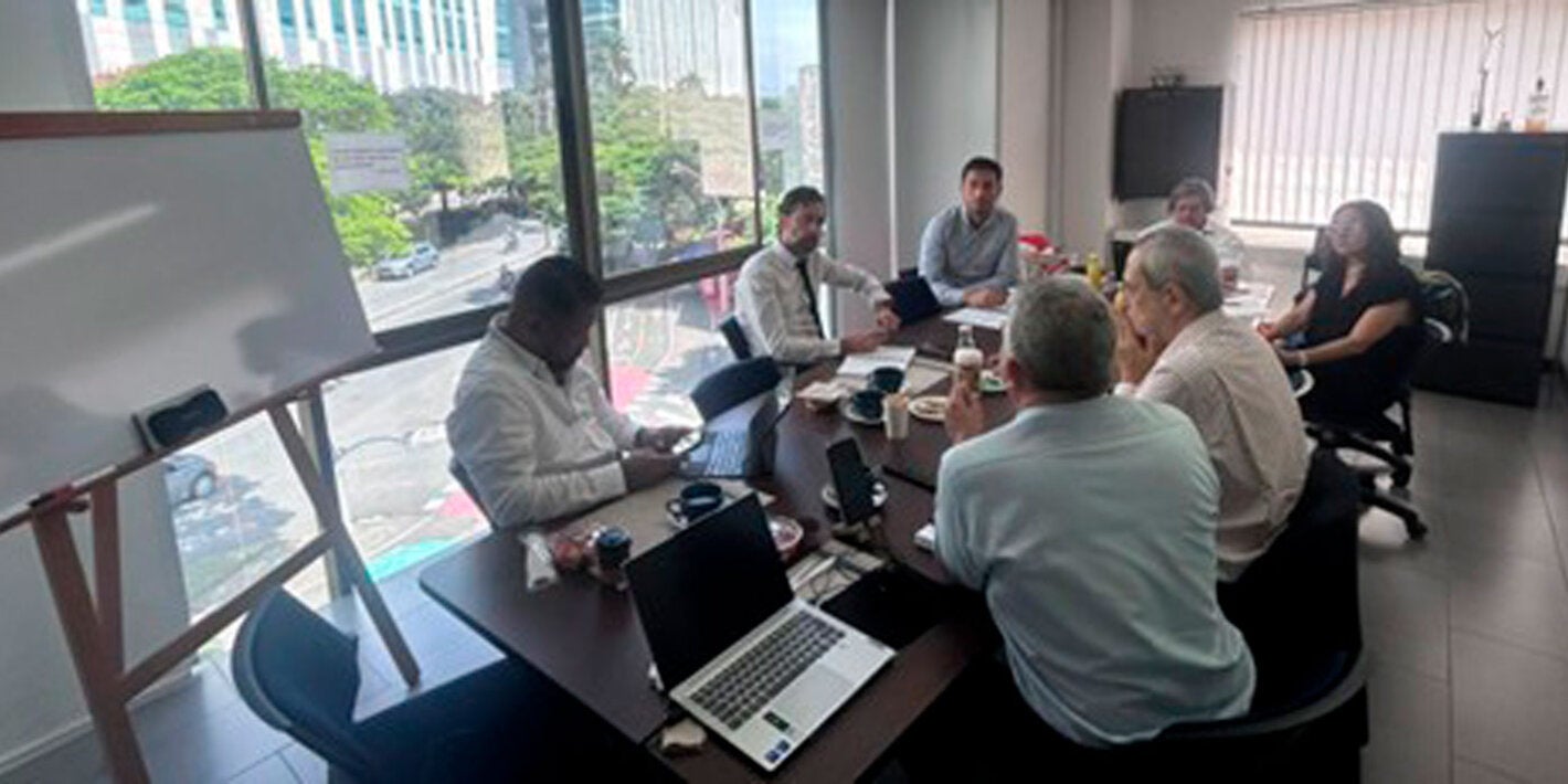 Grupo en reunion de Transformacion de redes publicas