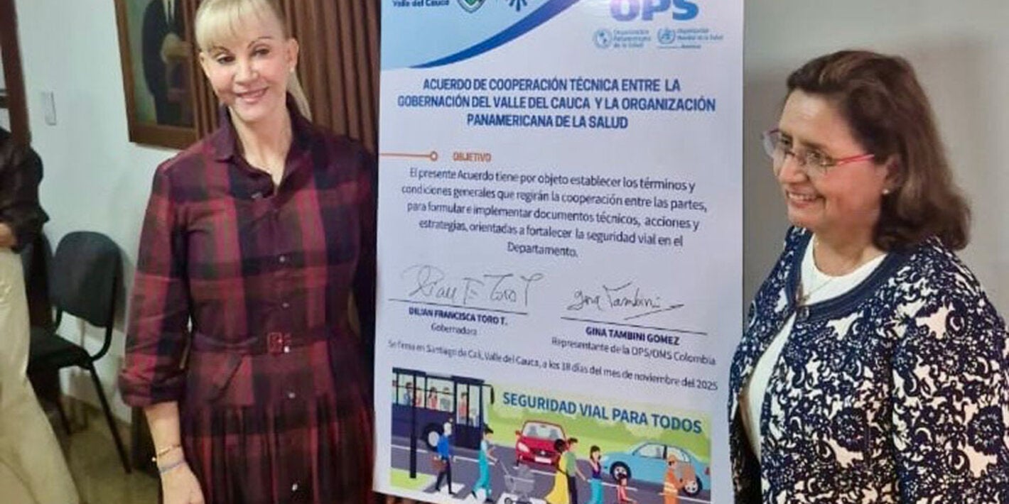 Dr. Gina Tambini con la firma de acuerdo de seguridad vial acompañada de la Gobernadora del Valle