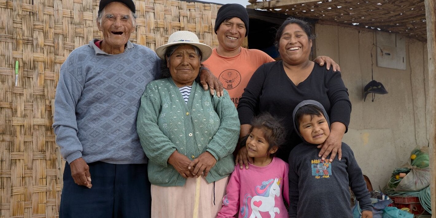 familia conformada por personas en diferentes etapas de la vida