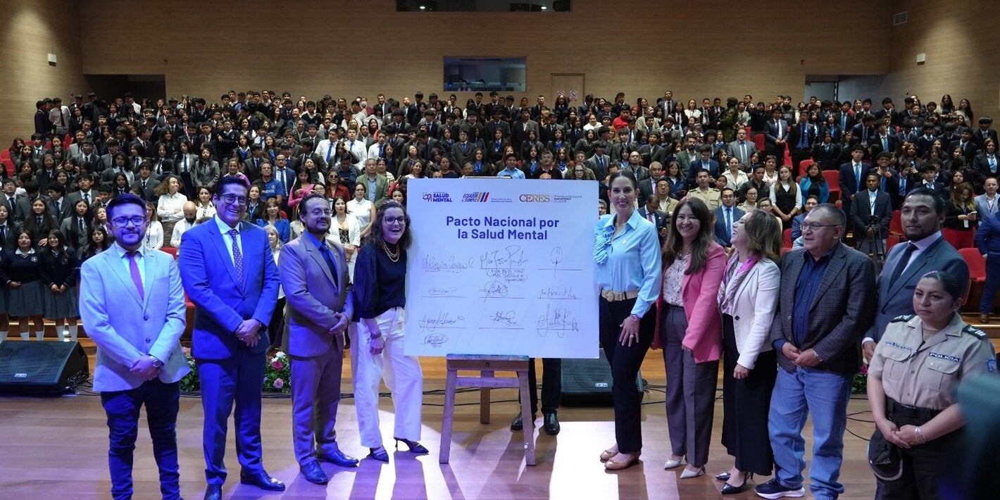 Autoridades junto a la firma simbólica del Pacto Nacional para la Salud Mental en Ecuador