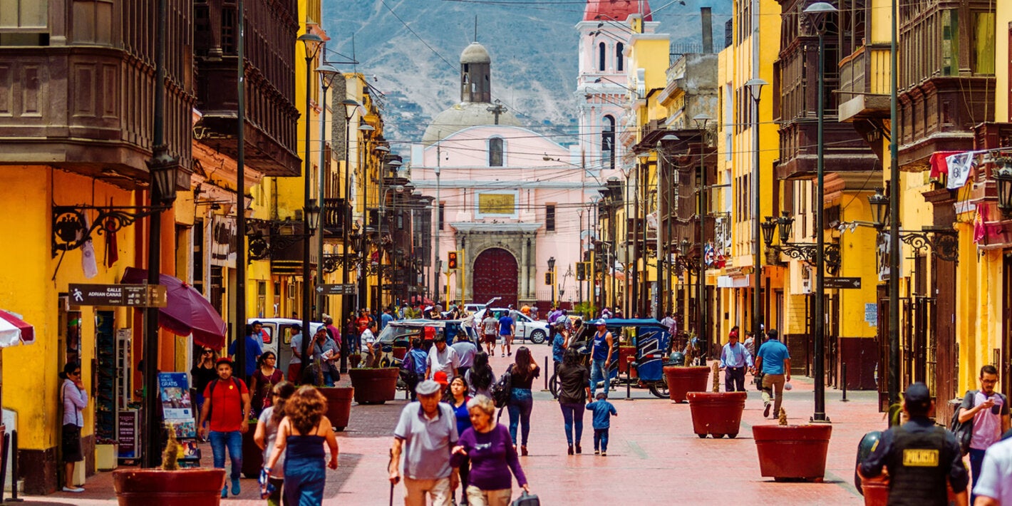 Personas caminando en una calle peatonal