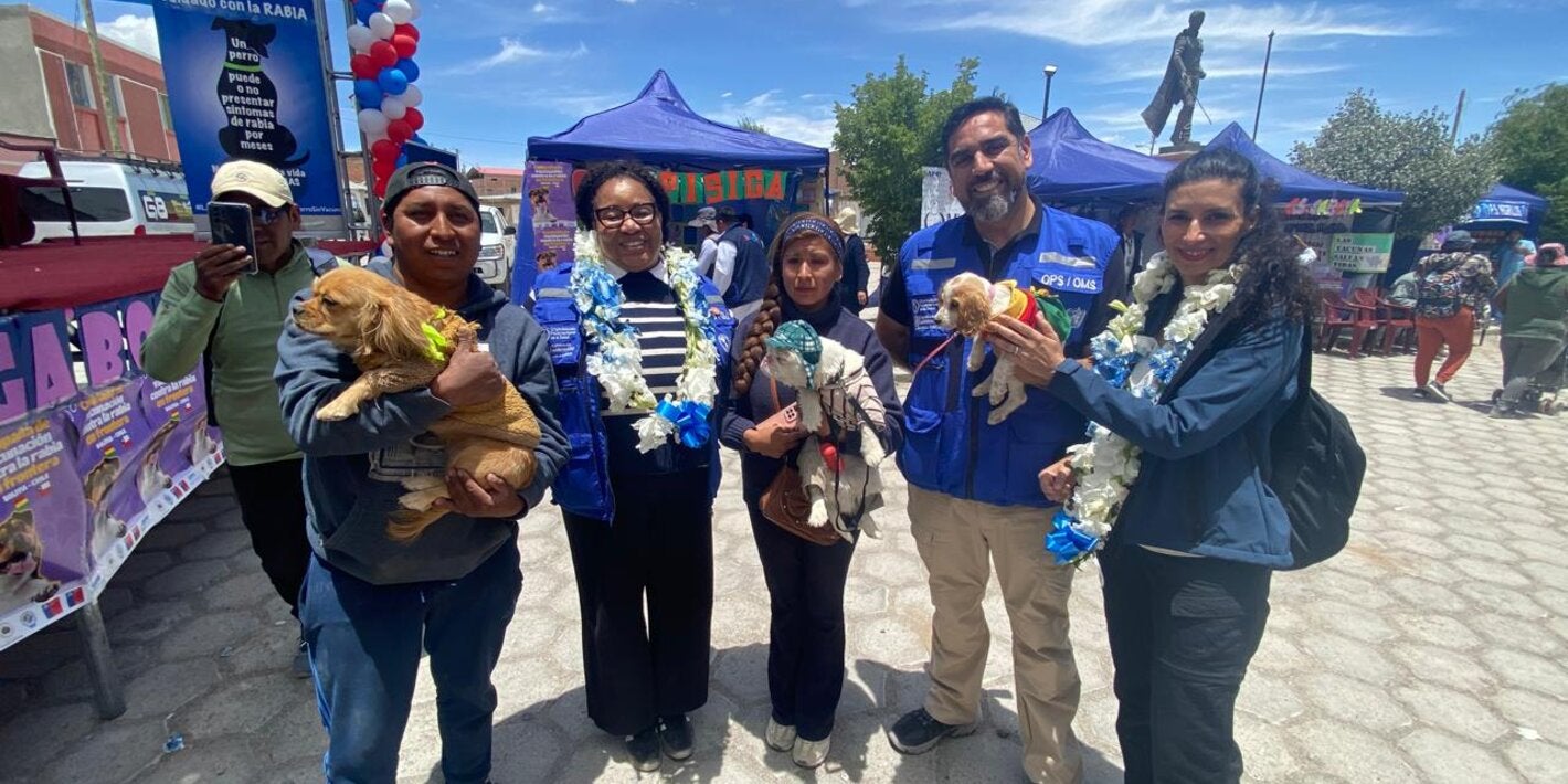 En la frontera viva entre Colchane (Chile) y Pisiga Carpa (Bolivia), la salud pública se convirtió en protagonista de una jornada histórica. Con el respaldo técnico de la Organización Panamericana de la Salud (OPS/OMS), ambos países realizaron una campaña binacional de vacunación antirrábica, reafirmando su compromiso con la meta regional: eliminar la rabia transmitida por perros para el año 2030.