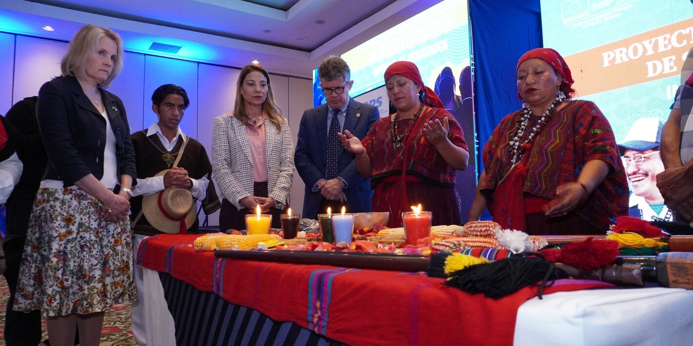 La embajadora de la UE, la representante de OPS y el ministro de salud invocan la energía del día con líderes ancestrales
