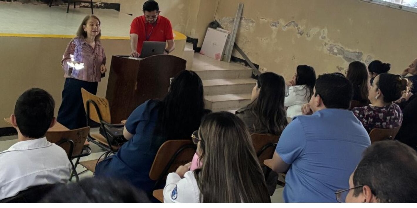 capacitación sobre dengue en UCI