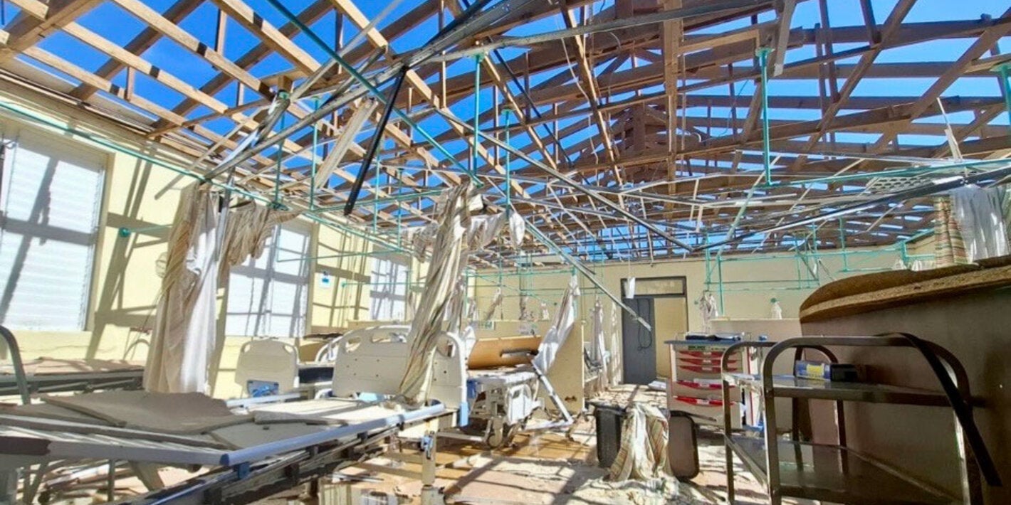 Centro de salud destruido por el huracán Melissa