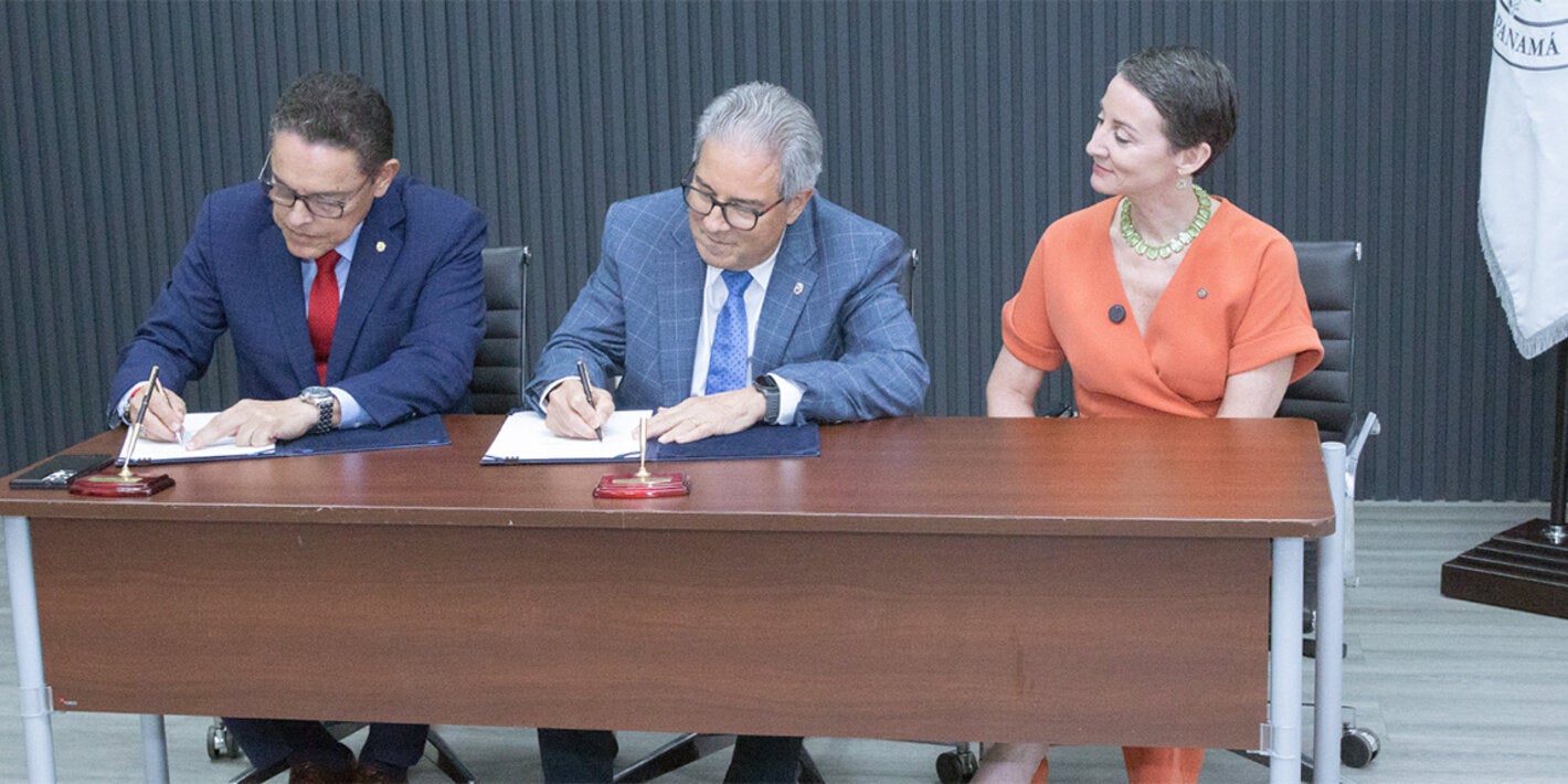 Fotografías de la firma del convenio, celebrada en el Auditorio Lobby del Ministerio de Salud, cristaliza este esfuerzo intersectorial. El Dr. Fernando Boyd-Galindo, ministro de Salud, y el Sr. Frank Ábrego, ministro de Seguridad, sellaron la alianza en un acto sobrio pero cargado de simbolismo, ante la presencia de la Dra. Ana Rivière Cinnamond, representante de la OPS/OMS en Panamá. 