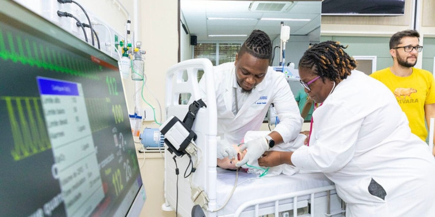 Tutores da Guiana e do Caribe aprendem técnicas e metodologias de simulação em Centro Colaborador da OPAS/OMS no Brasil