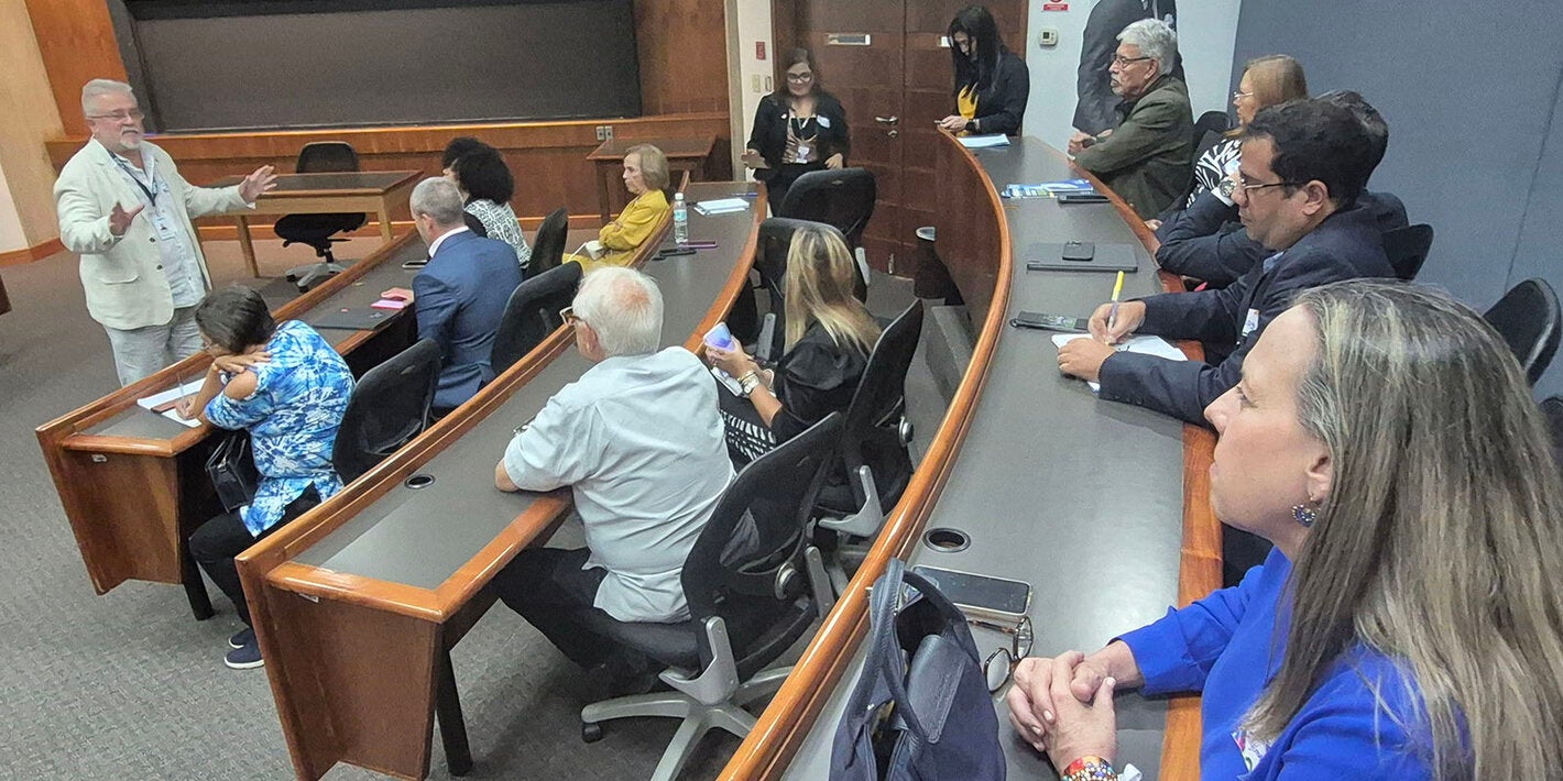 Armando De Negri Filho, representante de la OPS en Venezuela, en el panel "Alianzas en Salud", en el VI Foro de Sostenibilidad