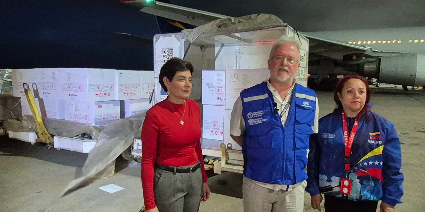 La vicepresidenta sectorial Gabriela Jiménez, el representante de la OPS en Venezuela Armando de Negri y la viceministra Luz Rodríguez recibiendo un lote de vacunas en el aeropuerto internacional Simón Bolívar