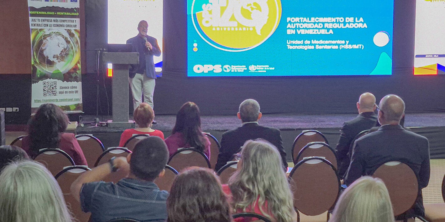Armando de Negri, representante de la OPS en Venezuela, durante su intervención en el segundo Networking Farmacéutico, organizado por CIFAR