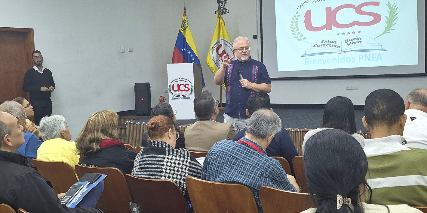 Armando De Negri, representante de la OPS en Venezuela, durante una intervención en la Universidad de Ciencias de la Salud