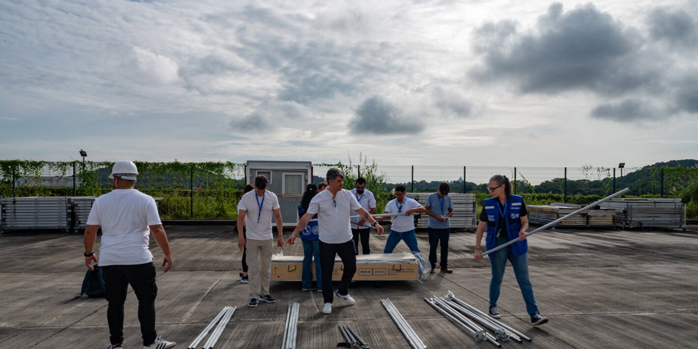Armado de carpas durante el taller regional de respuesta ante emergencias 
