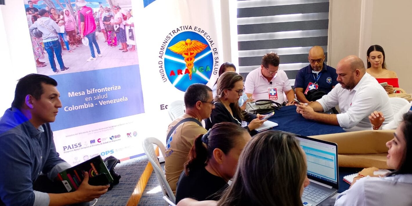 Personal en la reunin de salud frontera