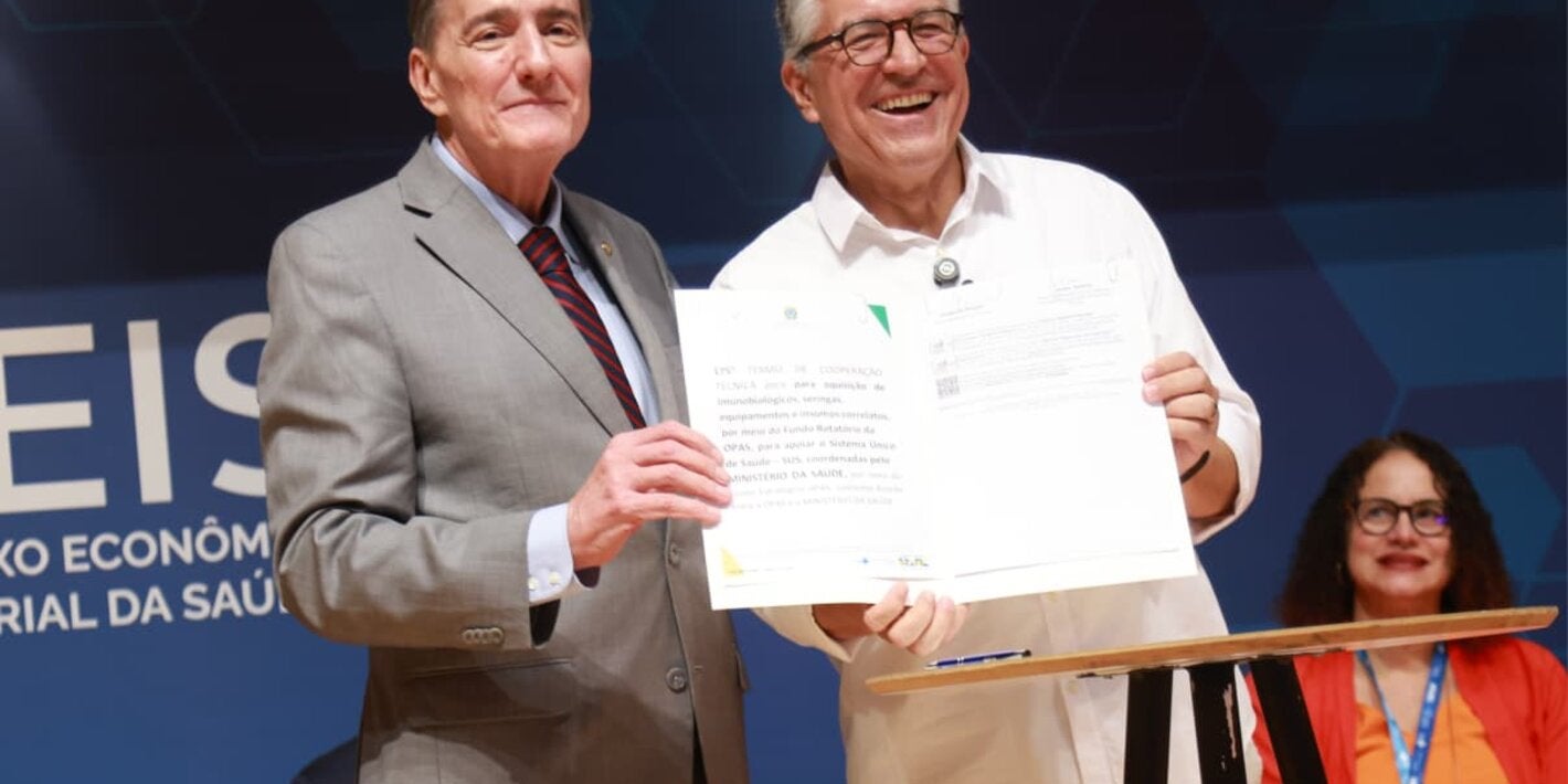 Jarbas Barbosa e Alexandre Padilha mostram acordo assinado