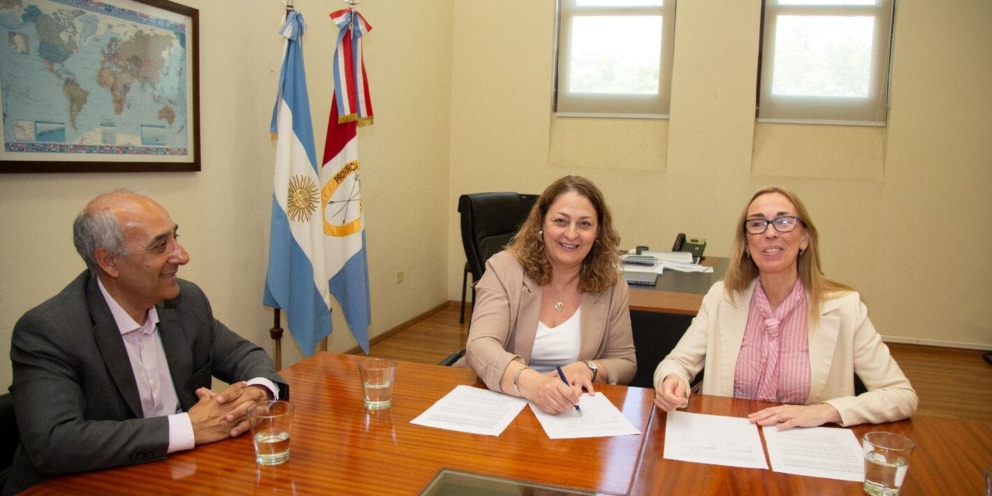 Foto de firma del acuerdo