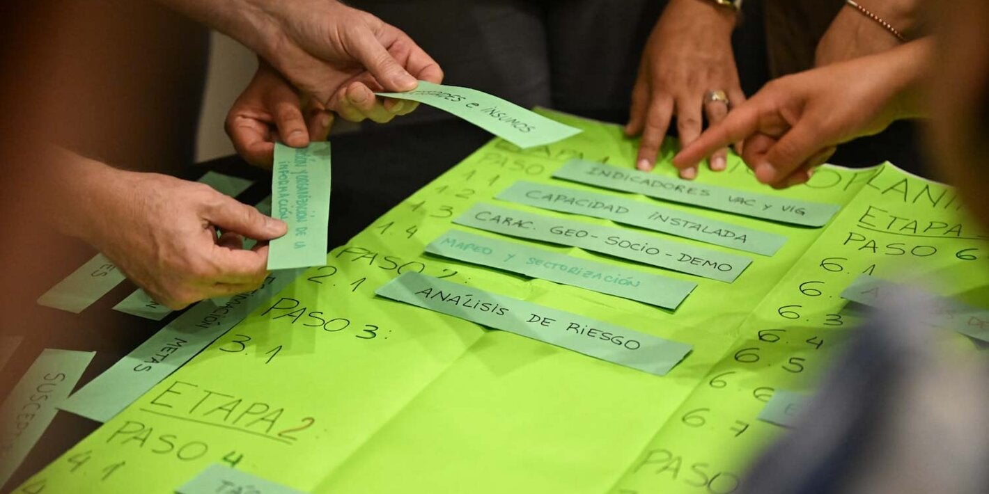 Foto de dinámica grupal durante el taller