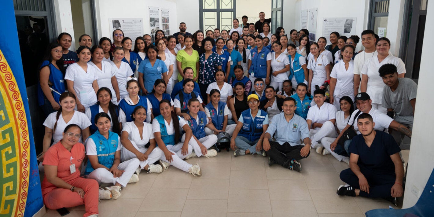 Grupo de personas en la respuesta a brote de fiebre a marilla