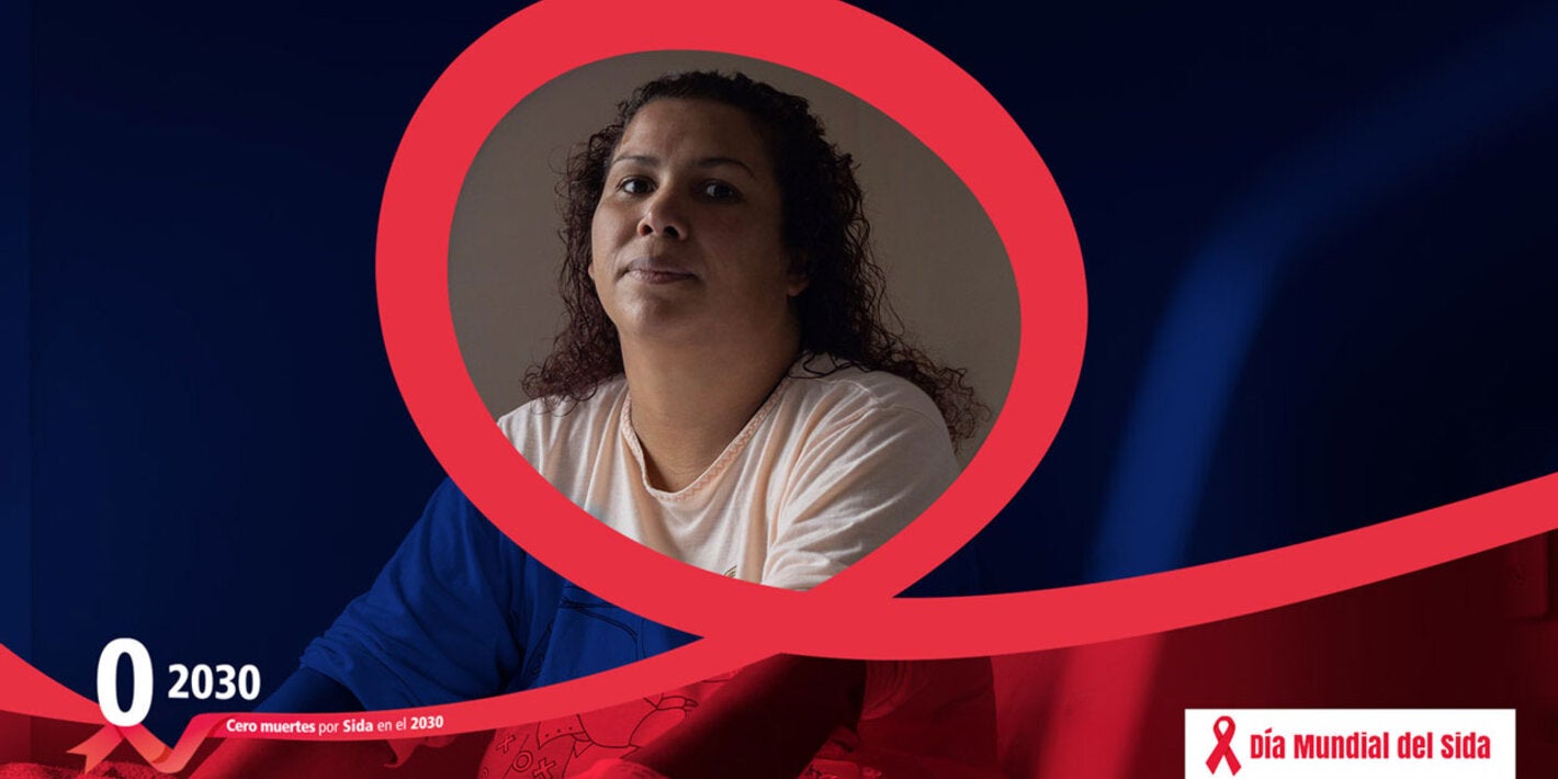 Mujer con el lazo rojo alrededor de su torso