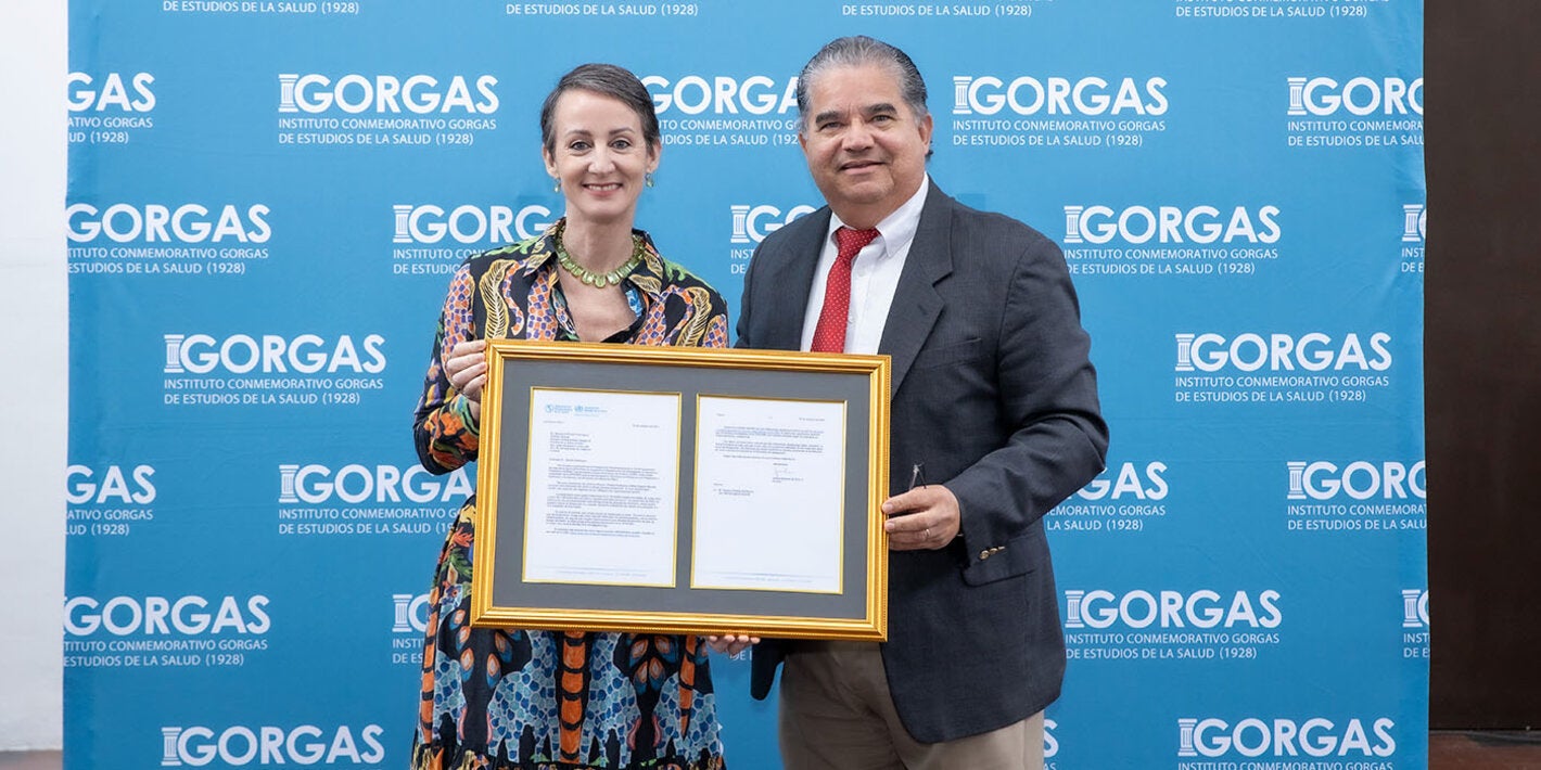 Fotografía del momento donde se hace entrega de la placa representativa de la designación del ICGES como Centro Colaborador de la OPS/OMS por parte de la Dra. Ana Rivière Cinnamond, representante de la OPS/OMS en Panamá al Dr. Nicanor Obaldía Rodríguez, director general del Instituto Conmemorativo Gorgas de Estudios de la Salud (ICGES).