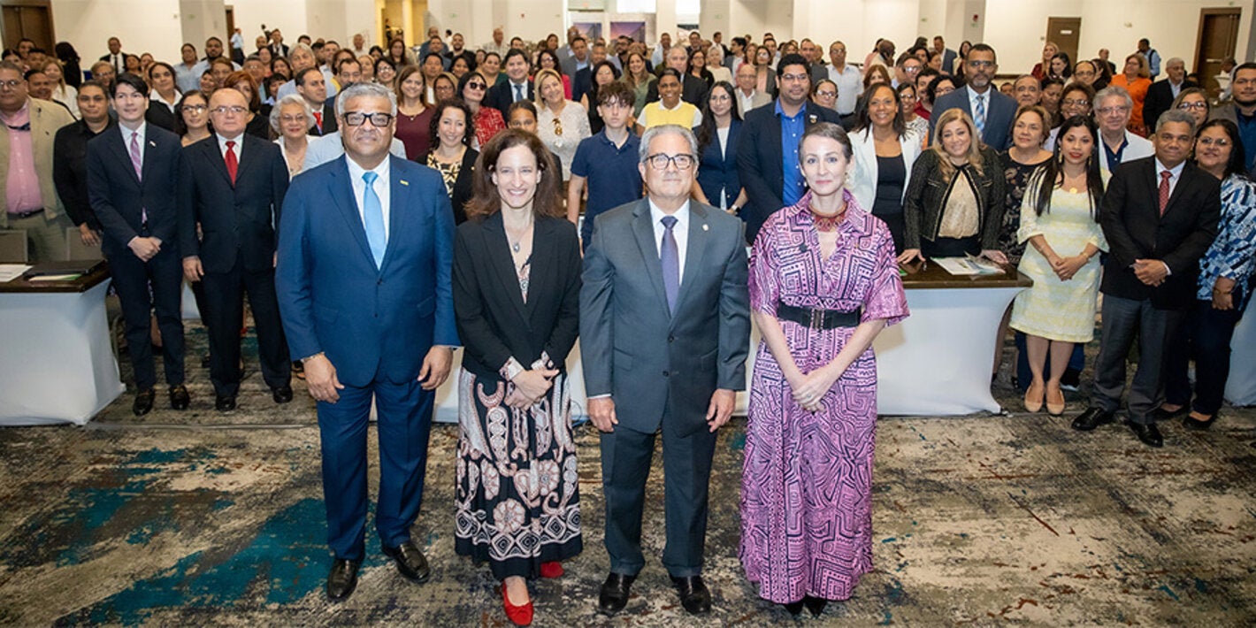Fotografía de autoridades y participantes en la presentación oficial de la Política Nacional de Salud y sus Lineamientos Estratégicos 2026-2035